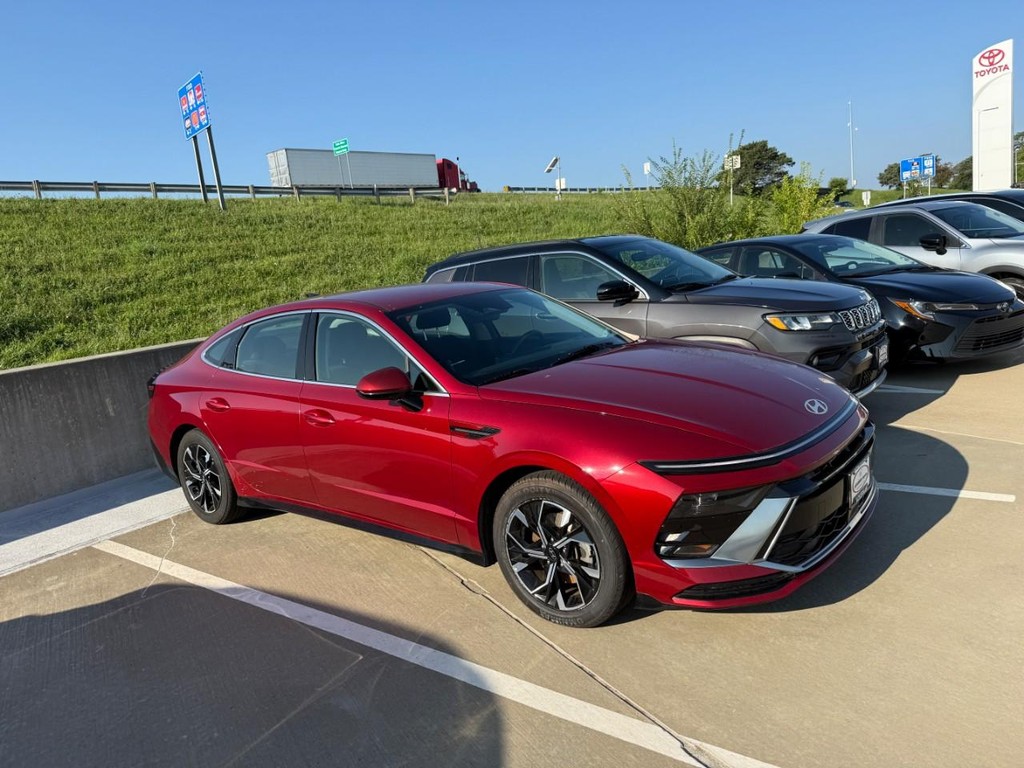Hyundai Sonata Vehicle Full-screen Gallery Image 03
