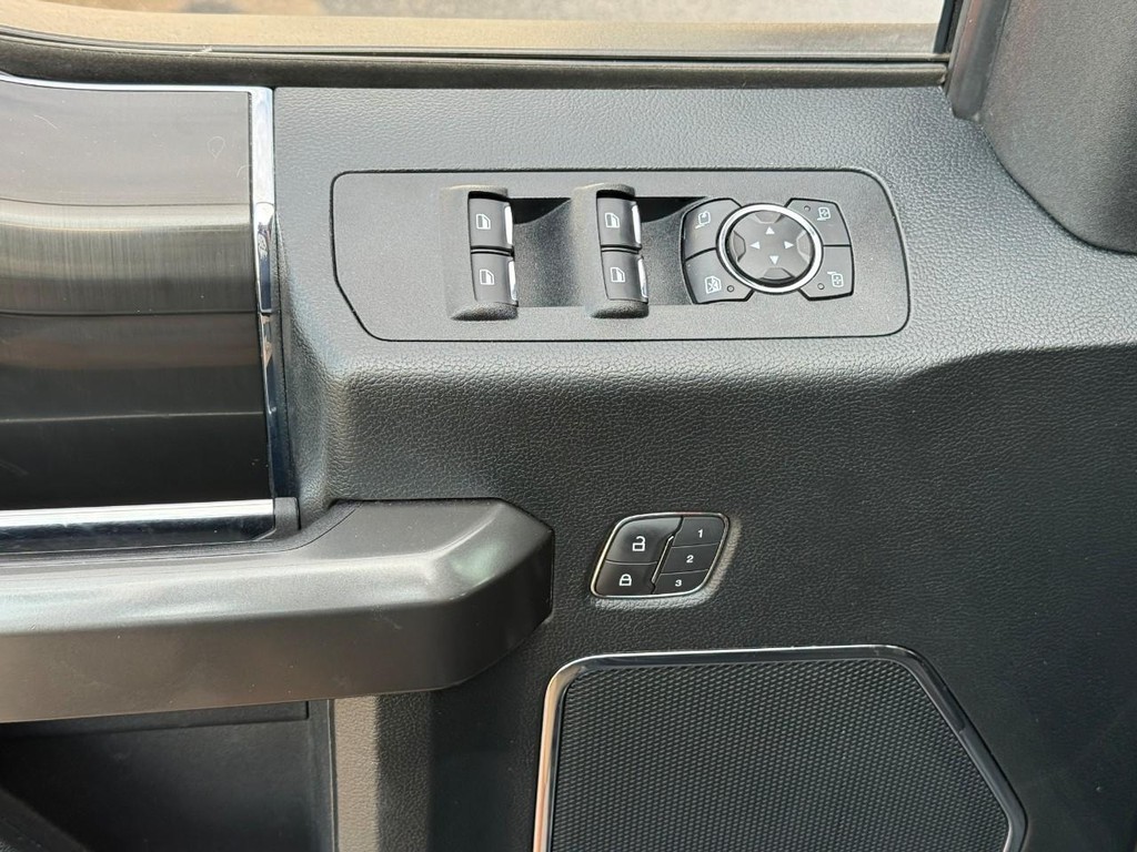 Ford F-150 Vehicle Full-screen Gallery Image 15