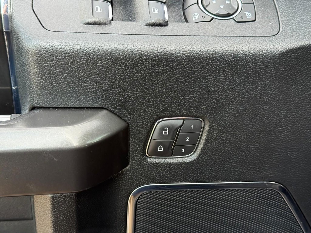Ford F-150 Vehicle Full-screen Gallery Image 16