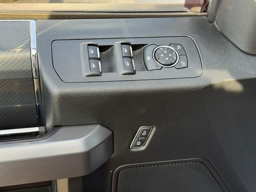 Ford F-150 Vehicle Full-screen Gallery Image 14