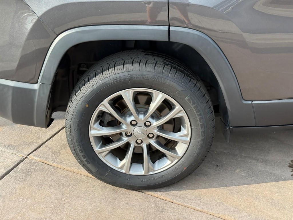 Jeep Cherokee Vehicle Full-screen Gallery Image 04