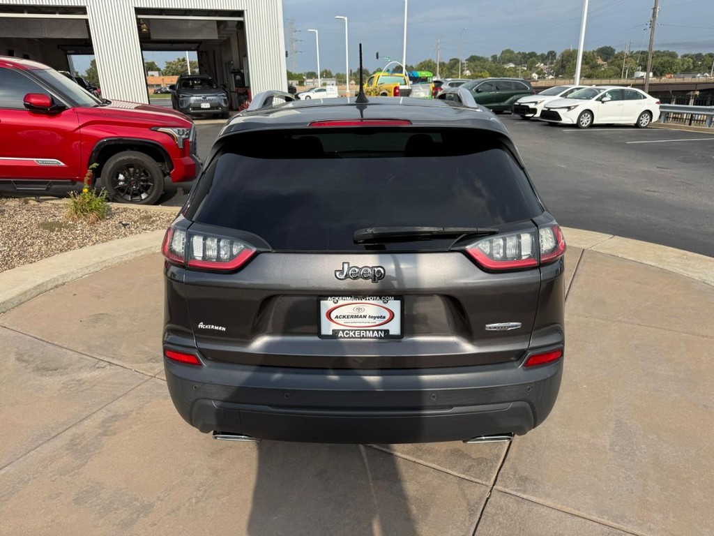 Jeep Cherokee Vehicle Full-screen Gallery Image 06