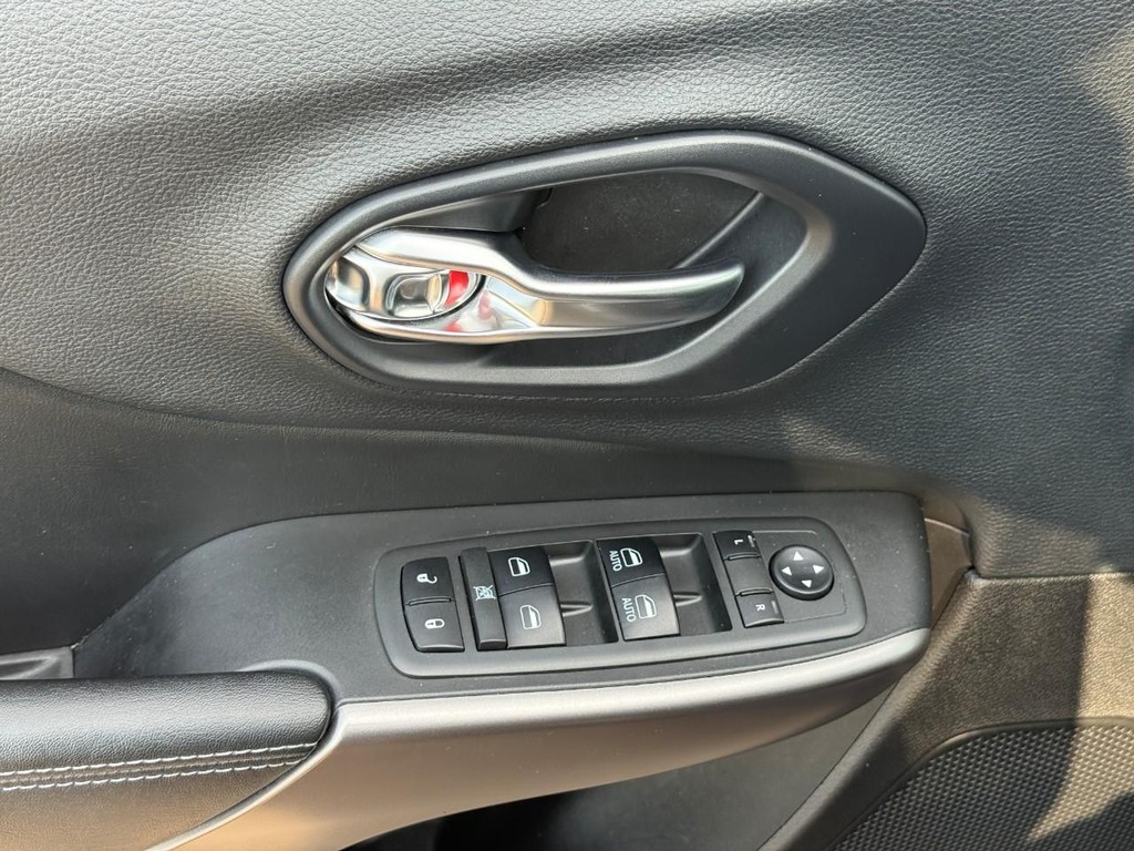Jeep Cherokee Vehicle Full-screen Gallery Image 15