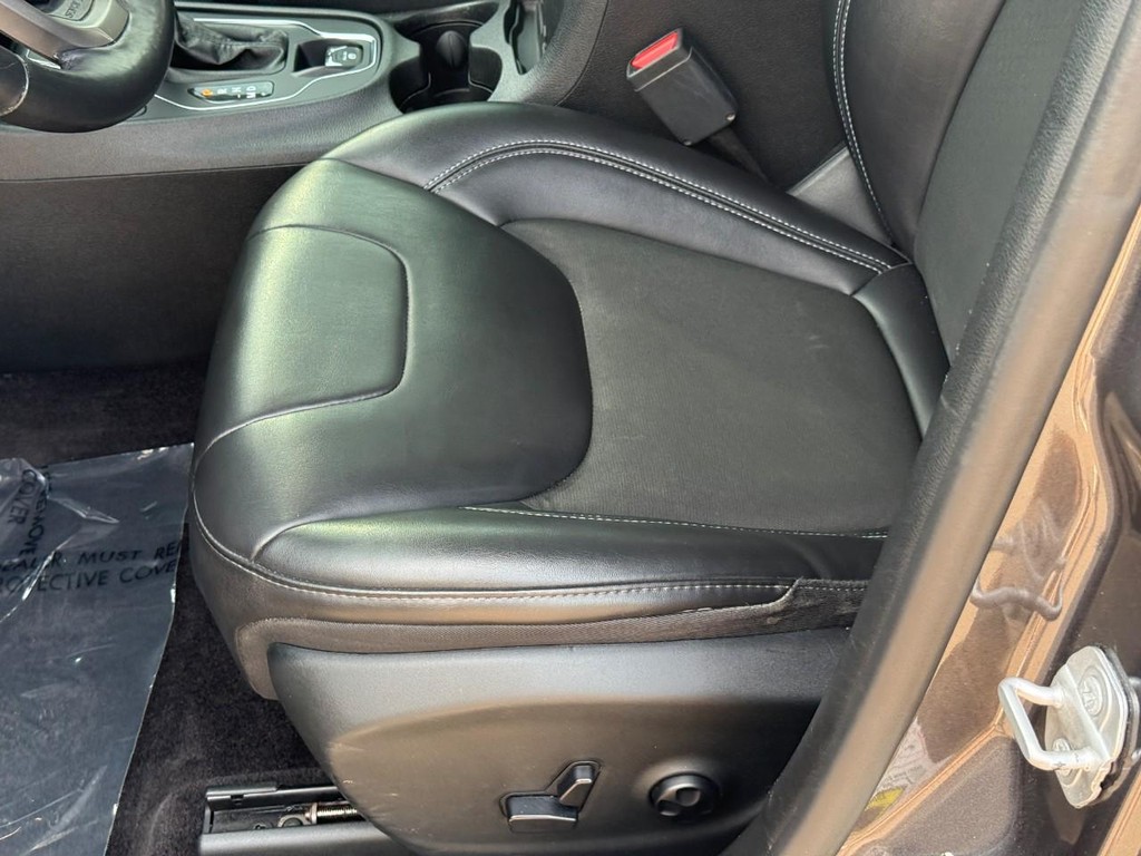 Jeep Cherokee Vehicle Full-screen Gallery Image 16