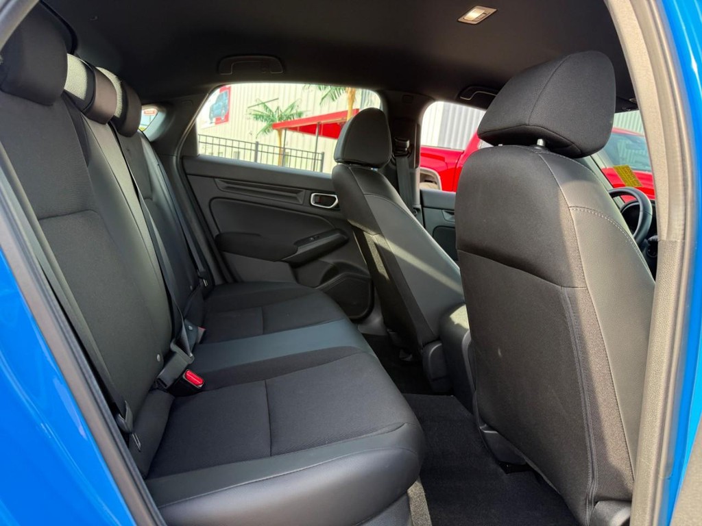 Honda Civic Hatchback Vehicle Full-screen Gallery Image 12