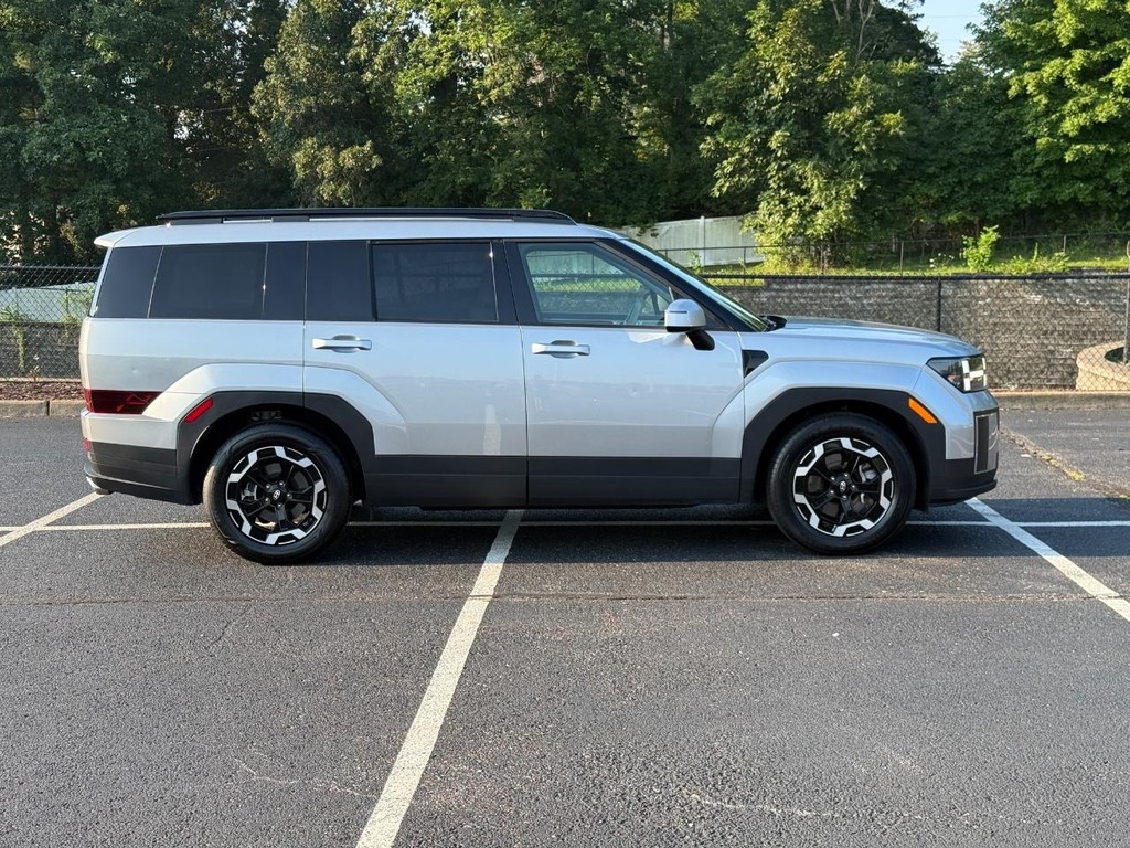 Hyundai Santa Fe Vehicle Full-screen Gallery Image 02