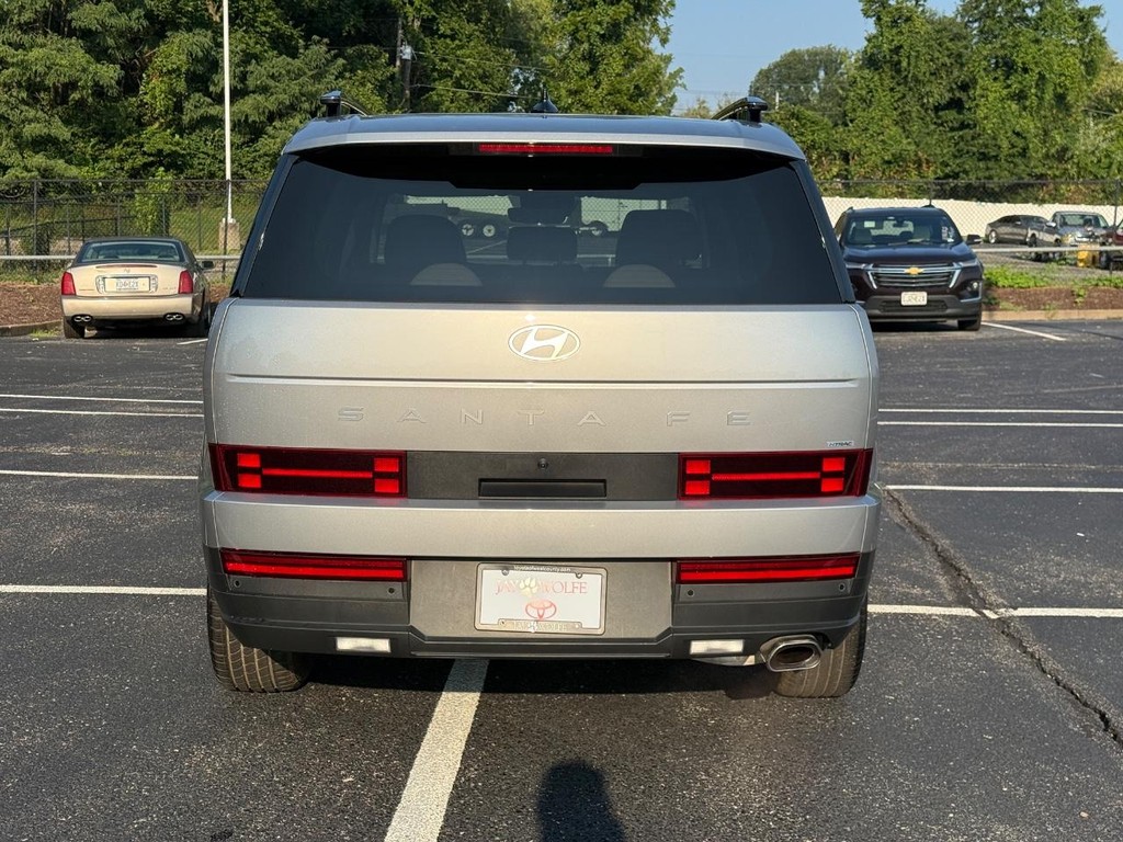 Hyundai Santa Fe Vehicle Full-screen Gallery Image 05