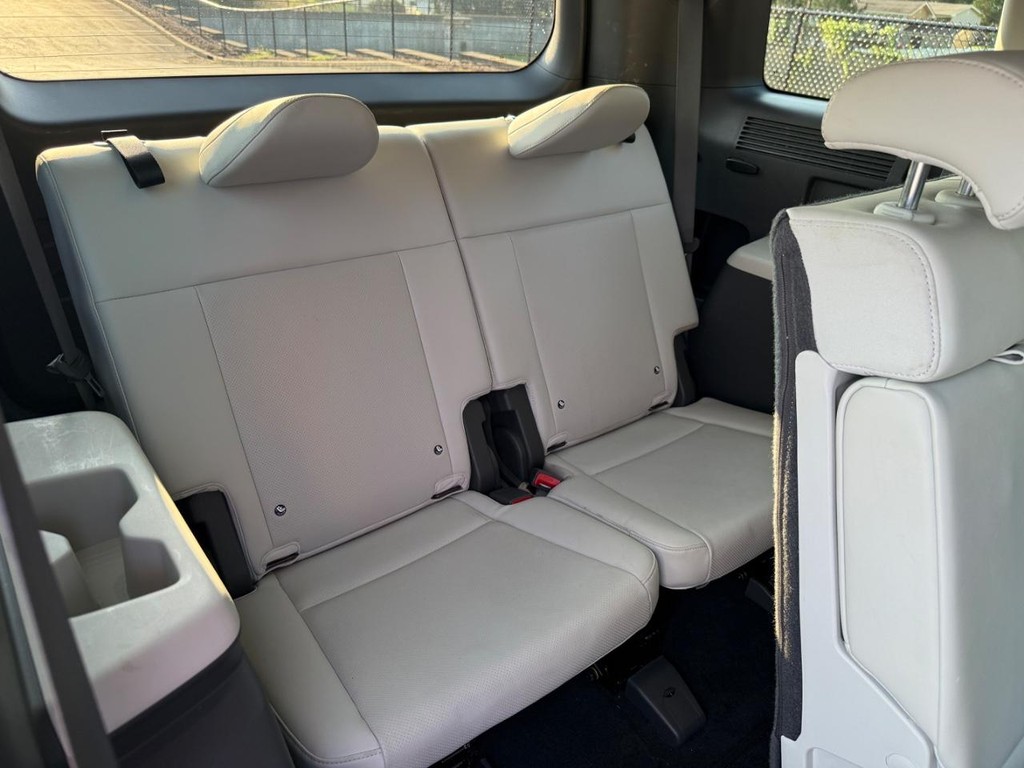 Hyundai Santa Fe Vehicle Full-screen Gallery Image 10