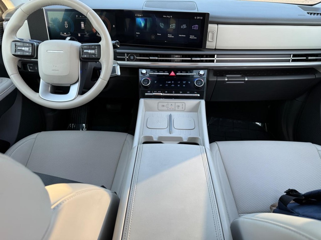 Hyundai Santa Fe Vehicle Full-screen Gallery Image 12