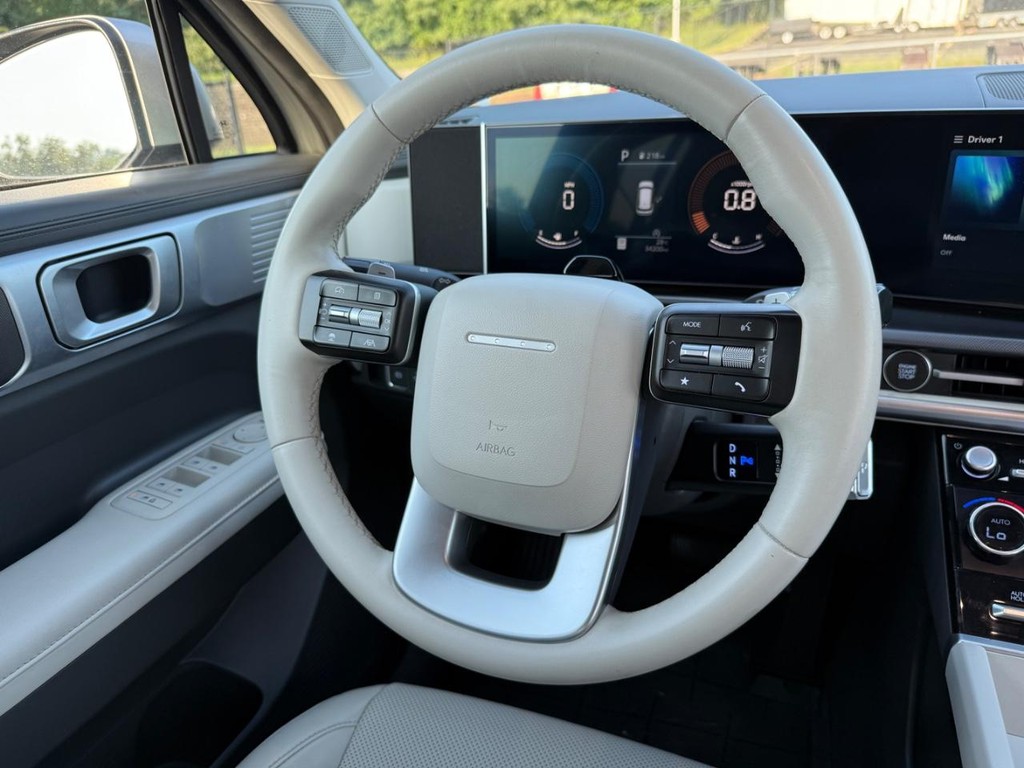 Hyundai Santa Fe Vehicle Full-screen Gallery Image 13