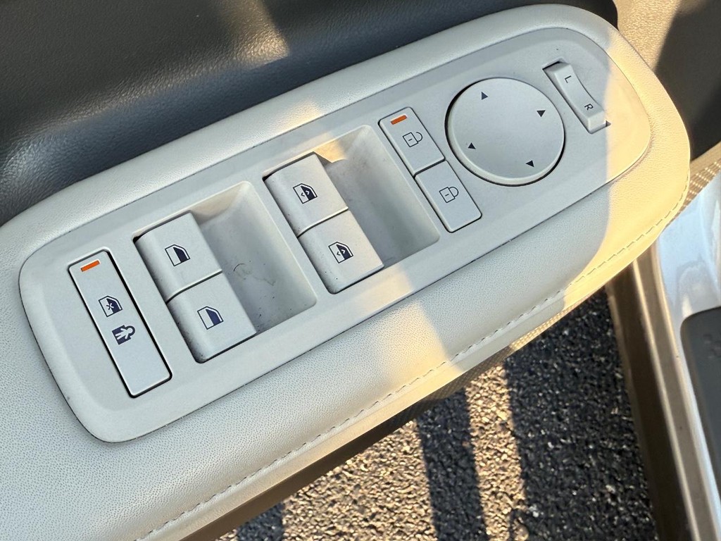 Hyundai Santa Fe Vehicle Full-screen Gallery Image 15