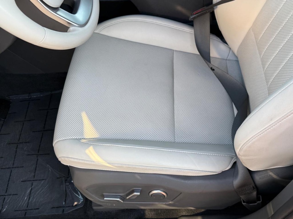 Hyundai Santa Fe Vehicle Full-screen Gallery Image 16