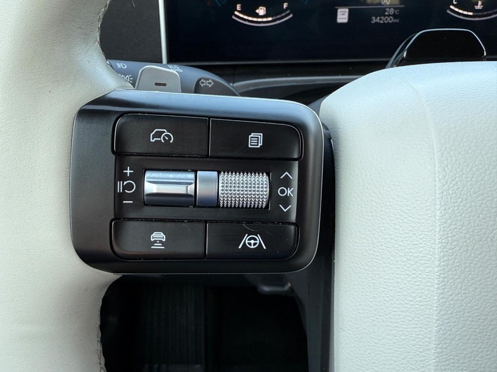 Hyundai Santa Fe Vehicle Full-screen Gallery Image 17