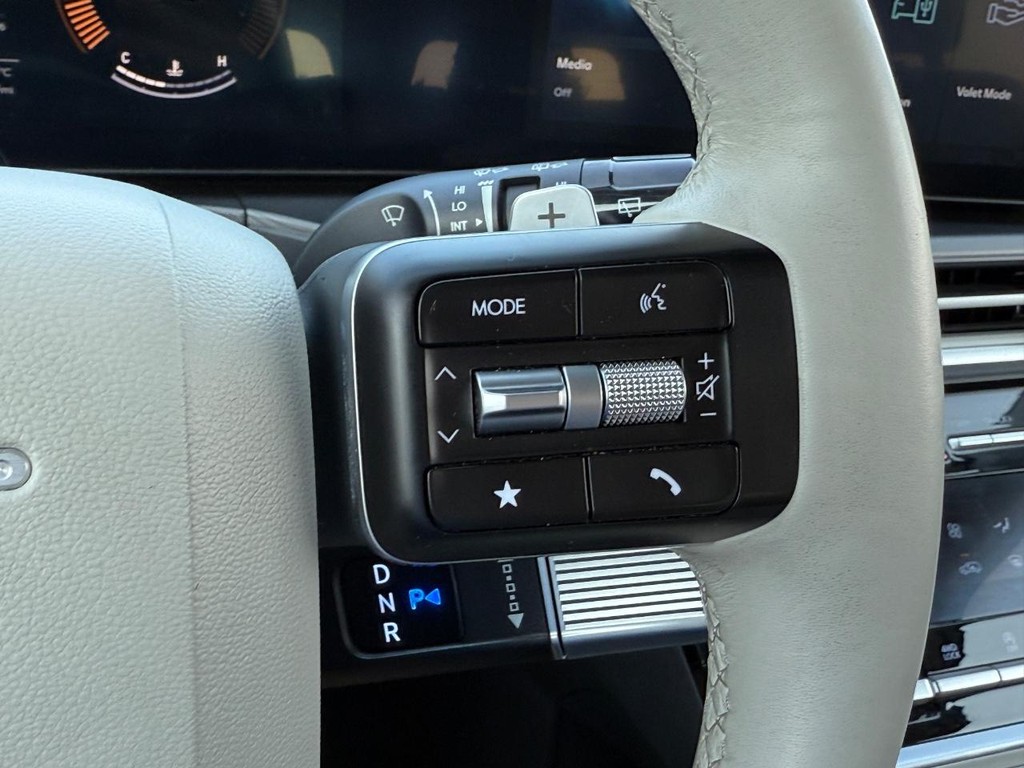 Hyundai Santa Fe Vehicle Full-screen Gallery Image 18