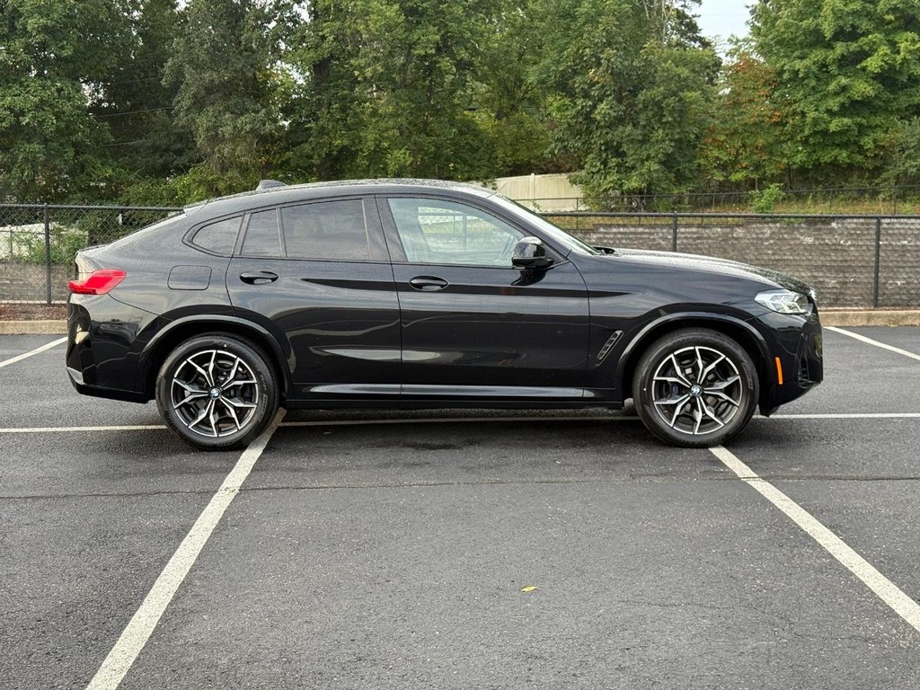 BMW X4 Vehicle Full-screen Gallery Image 02