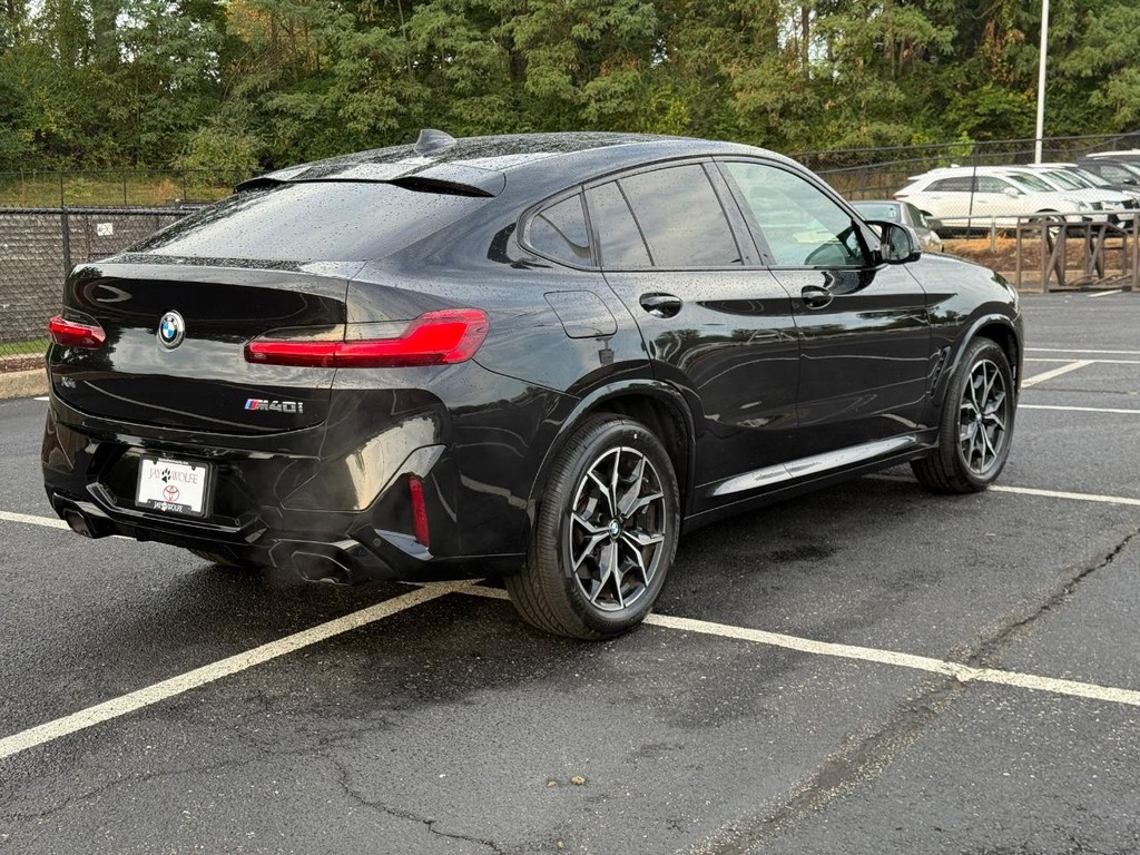 BMW X4 Vehicle Full-screen Gallery Image 03