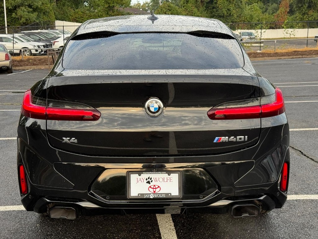 BMW X4 Vehicle Full-screen Gallery Image 05