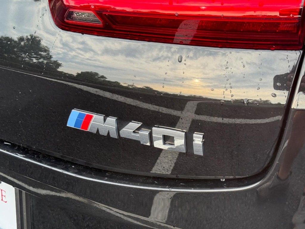 BMW X4 Vehicle Full-screen Gallery Image 06