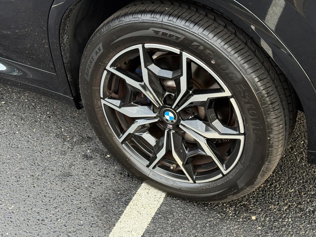 BMW X4 Vehicle Full-screen Gallery Image 09