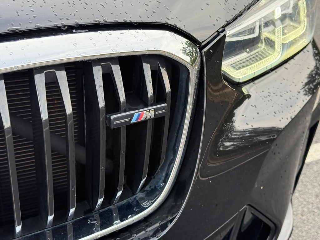 BMW X4 Vehicle Full-screen Gallery Image 12