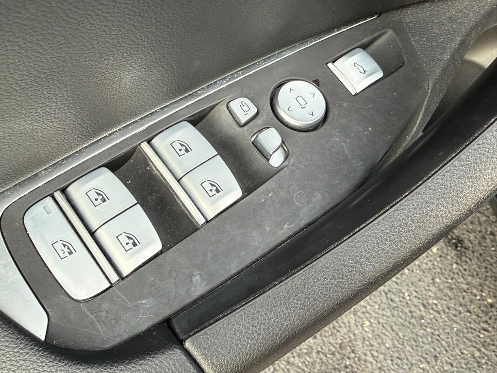 BMW X4 Vehicle Full-screen Gallery Image 17