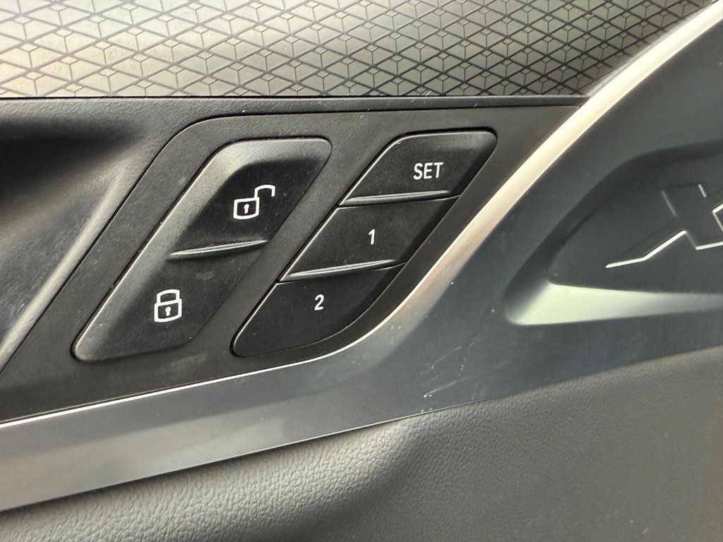 BMW X4 Vehicle Full-screen Gallery Image 18