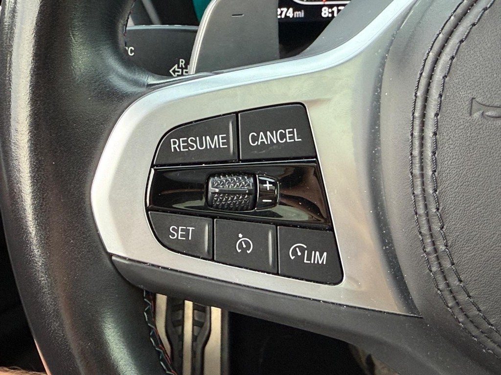 BMW X4 Vehicle Full-screen Gallery Image 21