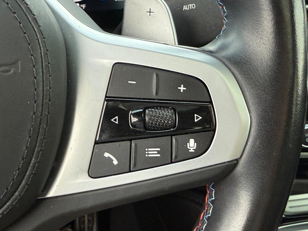 BMW X4 Vehicle Full-screen Gallery Image 22