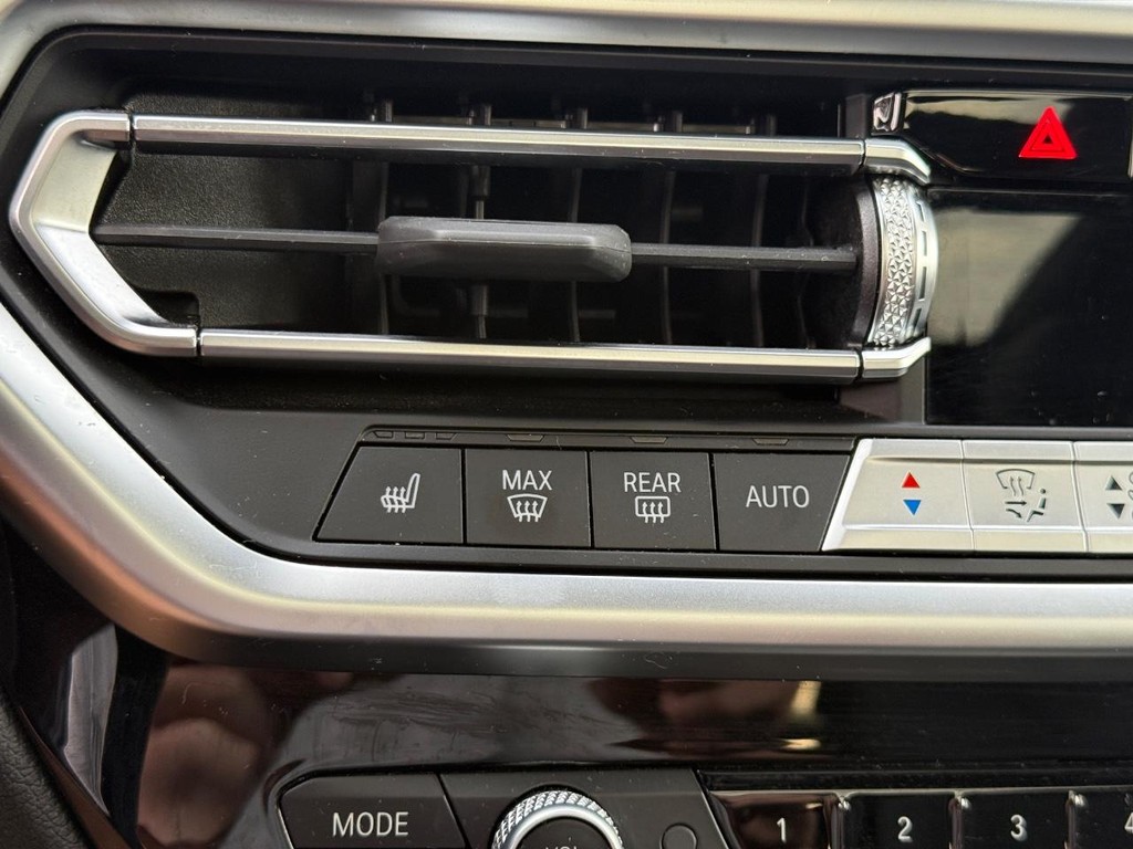 BMW X4 Vehicle Full-screen Gallery Image 25