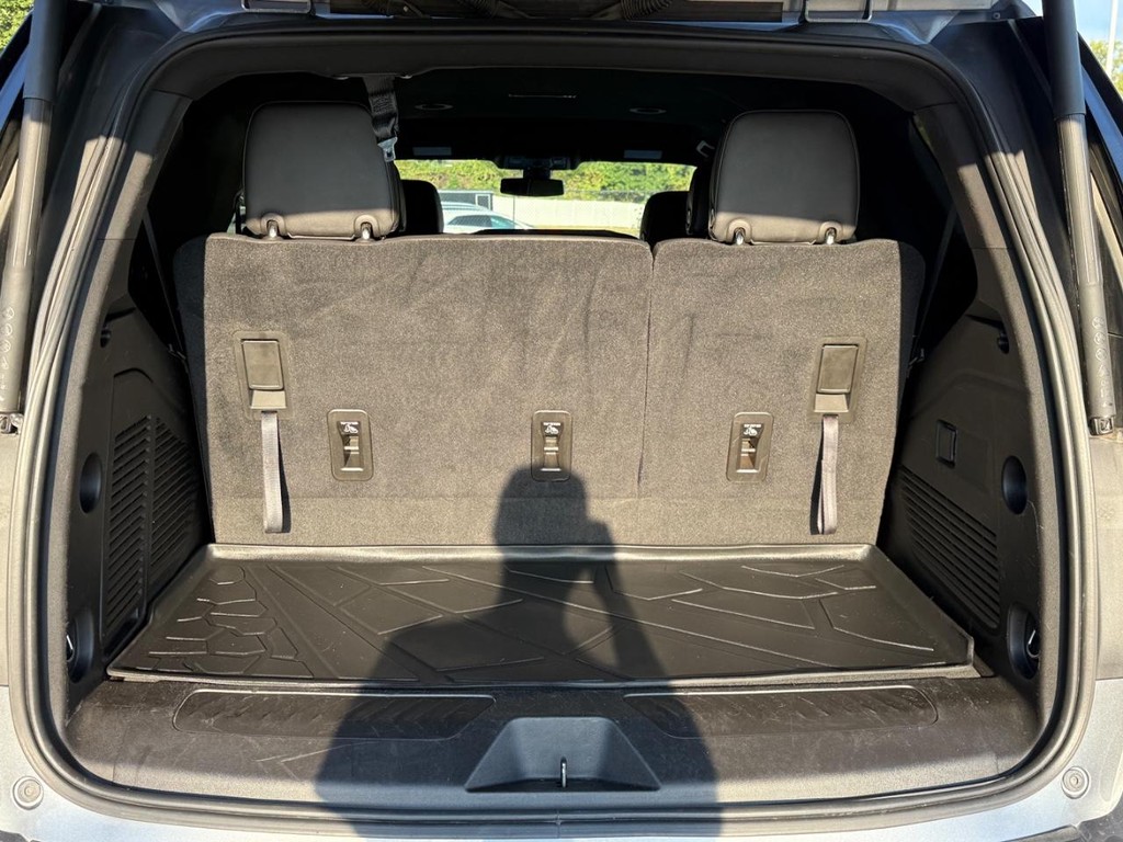 GMC Yukon Vehicle Full-screen Gallery Image 04