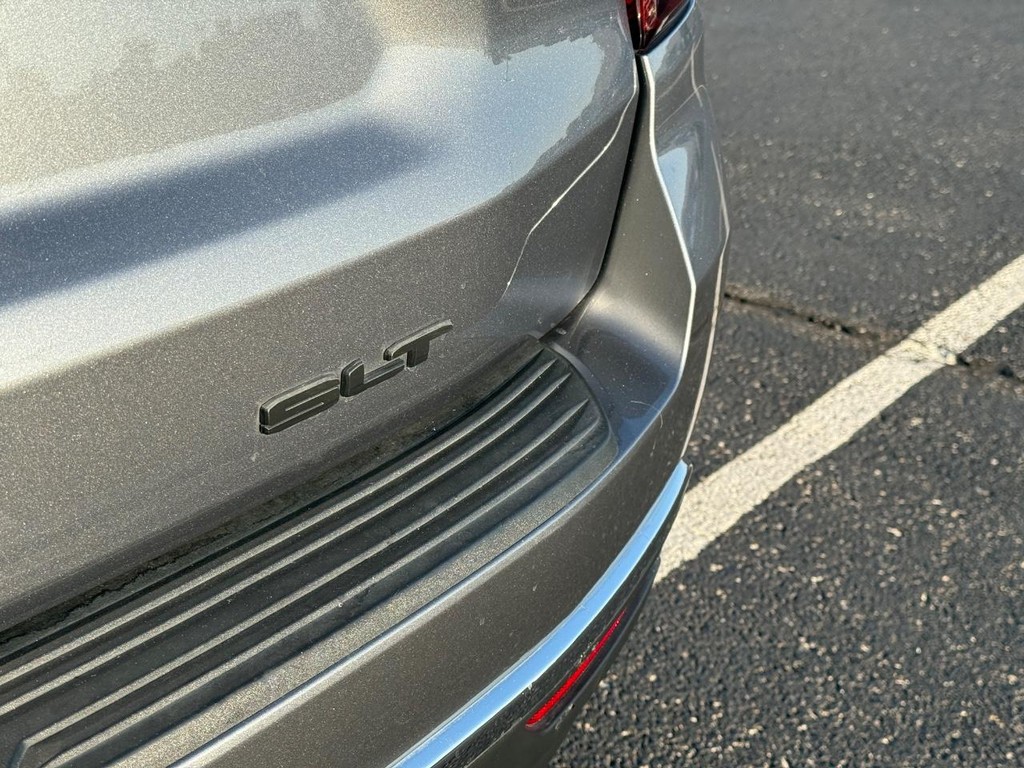 GMC Yukon Vehicle Full-screen Gallery Image 06