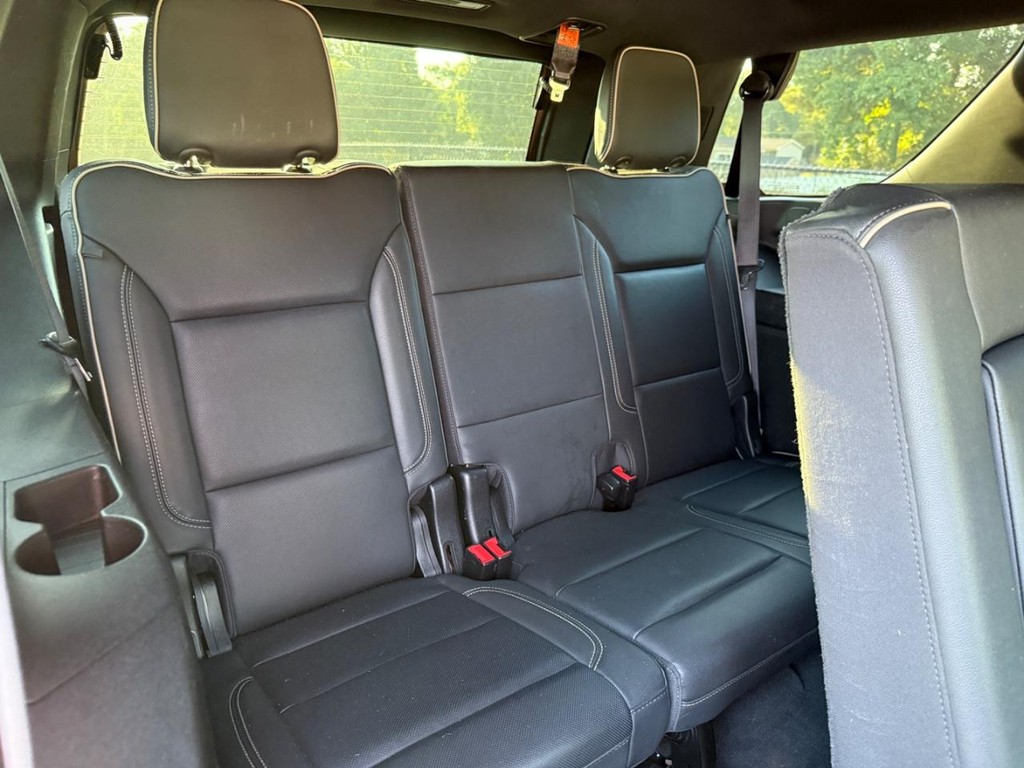 GMC Yukon Vehicle Full-screen Gallery Image 11