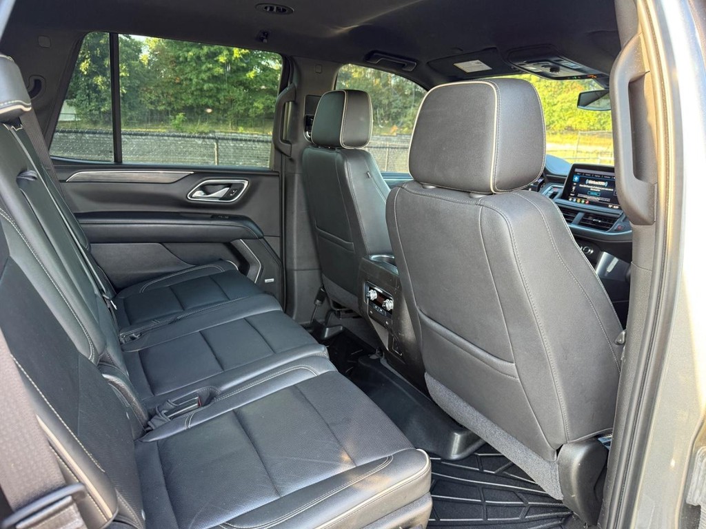 GMC Yukon Vehicle Full-screen Gallery Image 12