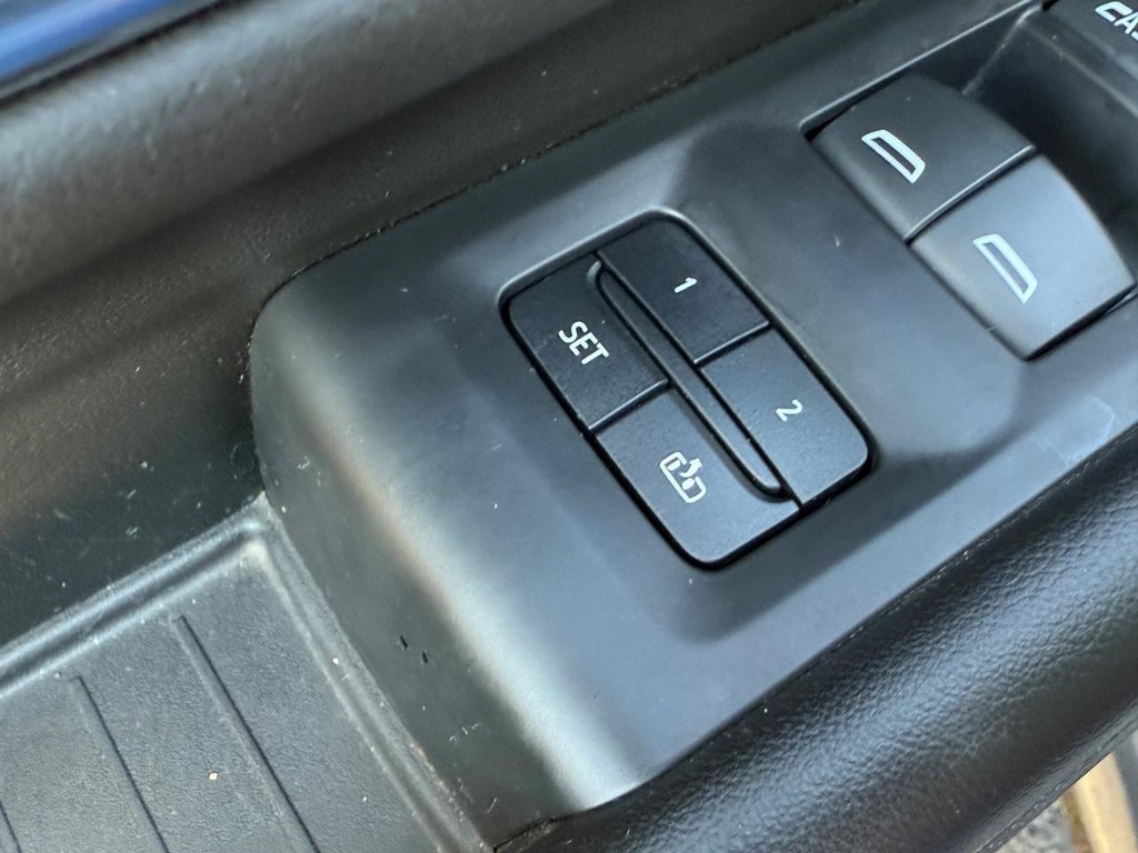 GMC Yukon Vehicle Full-screen Gallery Image 18