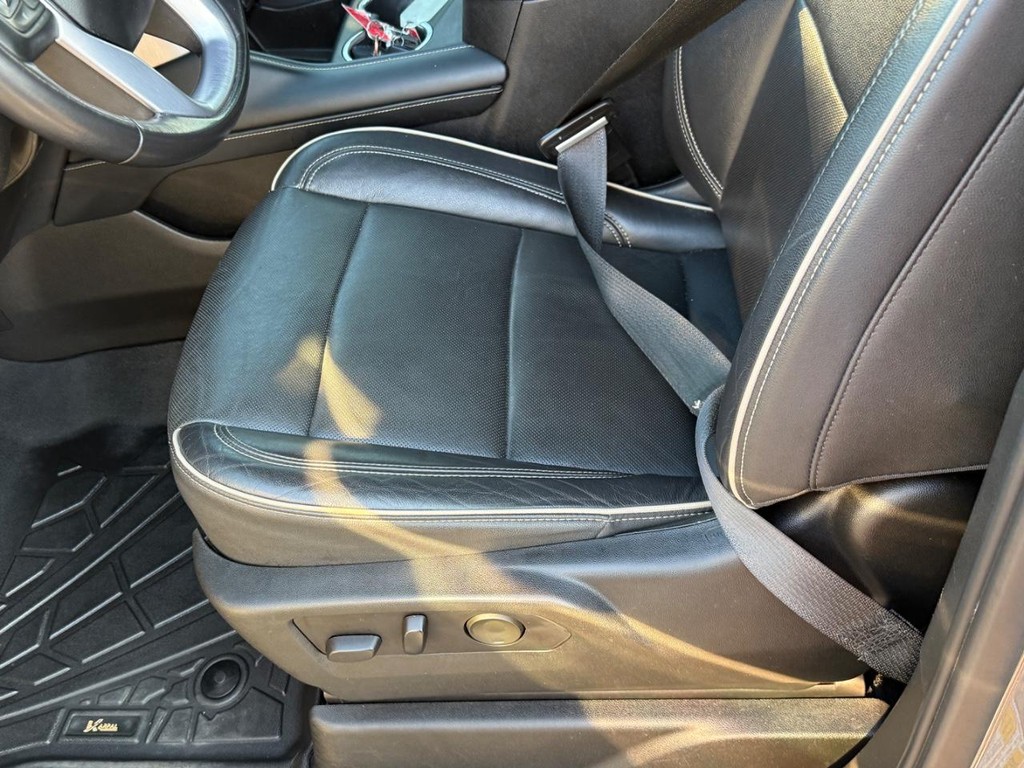 GMC Yukon Vehicle Full-screen Gallery Image 19