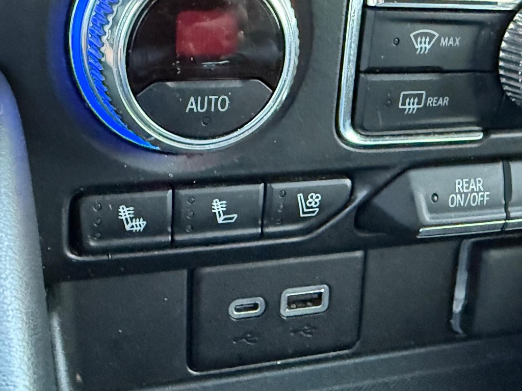 GMC Yukon Vehicle Full-screen Gallery Image 26