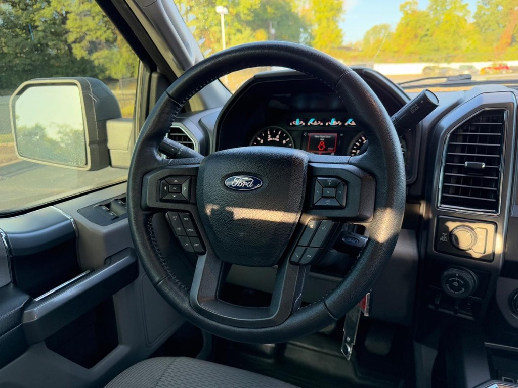 Ford F-150 Vehicle Full-screen Gallery Image 12