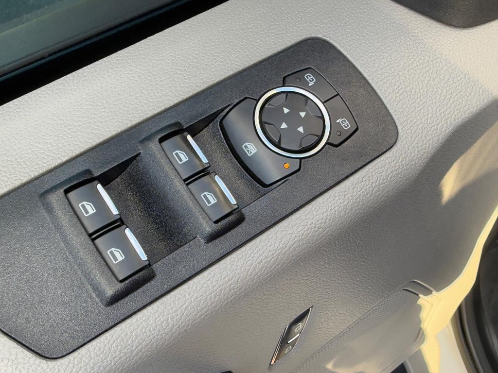 Ford F-150 Vehicle Full-screen Gallery Image 14