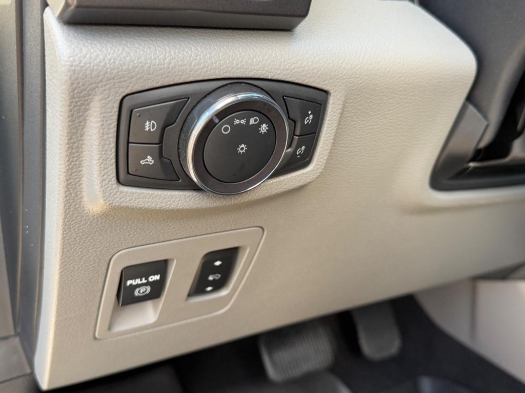 Ford F-150 Vehicle Full-screen Gallery Image 16