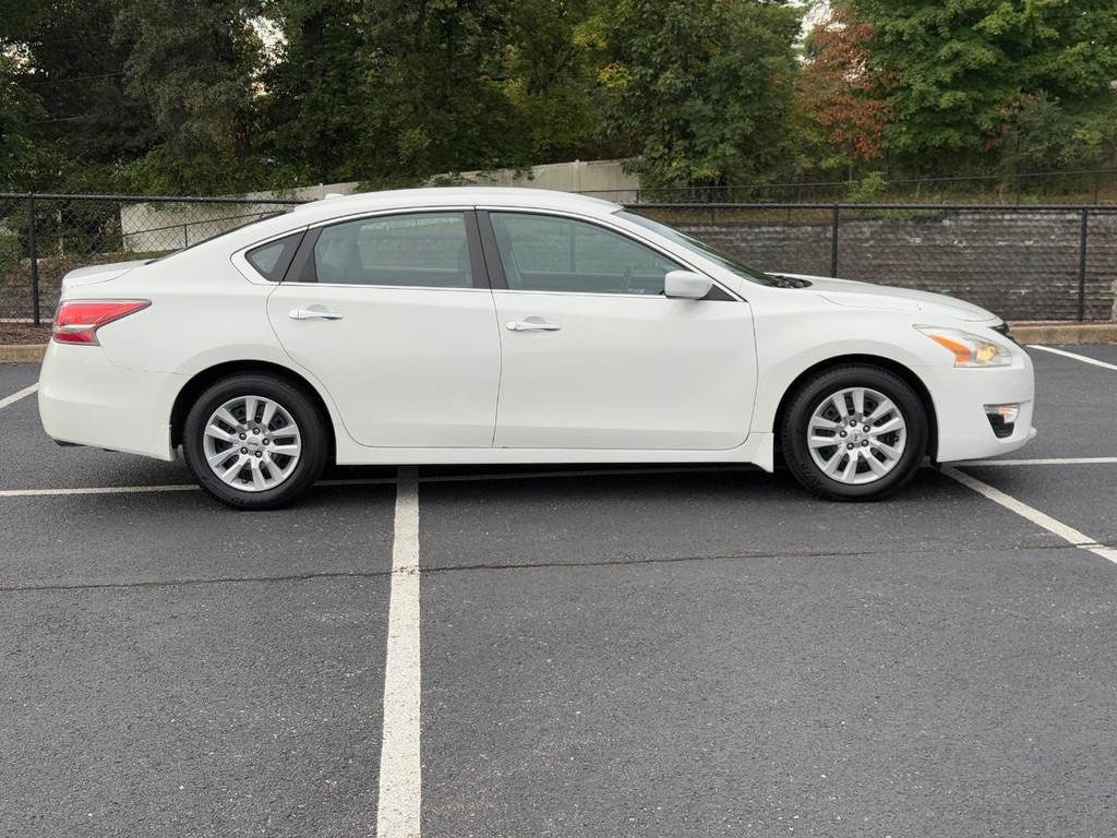 Nissan Altima Vehicle Full-screen Gallery Image 02