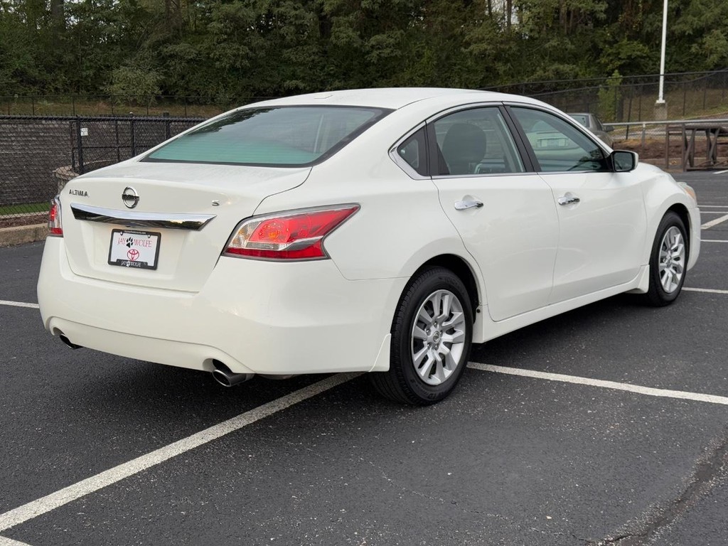 Nissan Altima Vehicle Full-screen Gallery Image 03