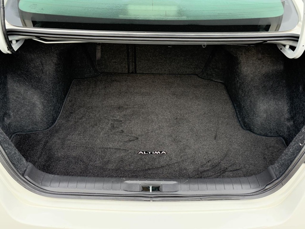 Nissan Altima Vehicle Full-screen Gallery Image 04