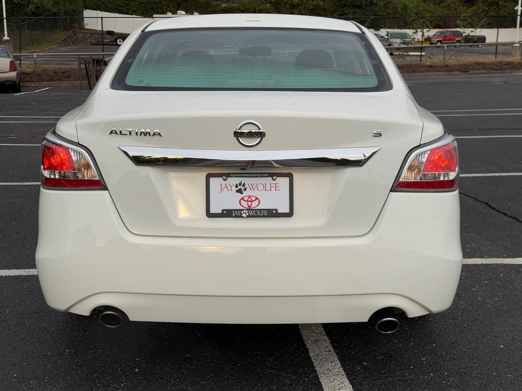 Nissan Altima Vehicle Full-screen Gallery Image 05