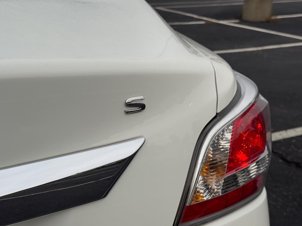 Nissan Altima Vehicle Full-screen Gallery Image 06