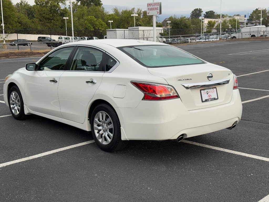 Nissan Altima Vehicle Full-screen Gallery Image 07