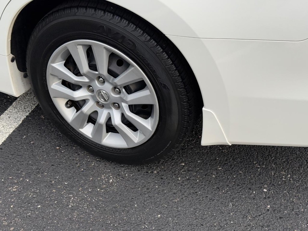 Nissan Altima Vehicle Full-screen Gallery Image 08