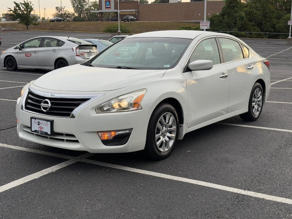 Nissan Altima Vehicle Full-screen Gallery Image 09