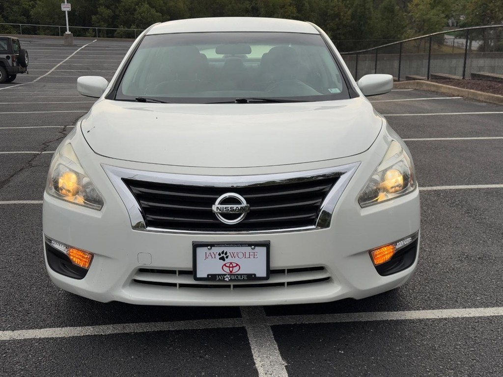 Nissan Altima Vehicle Full-screen Gallery Image 10