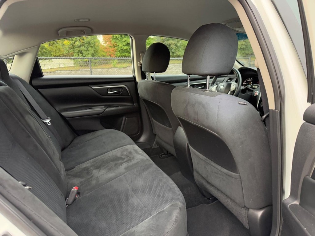 Nissan Altima Vehicle Full-screen Gallery Image 11