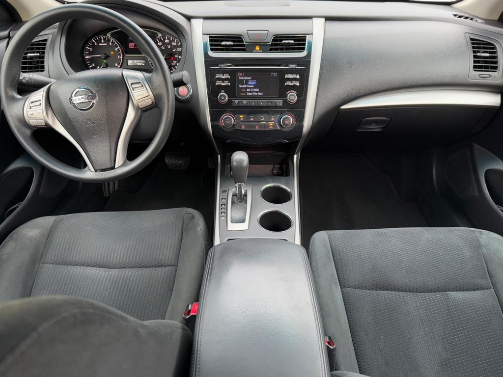Nissan Altima Vehicle Full-screen Gallery Image 12